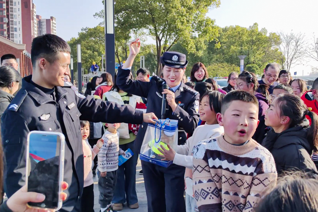 开云体育下载-北京首钢训练开放日，赛后内部沟通引欢呼，德国杯在即，高层口径保持一致(七绝·炮打司令部引发的讨论)