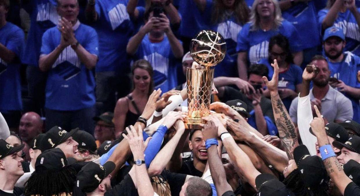 从费城76人关键时刻遗憾出局到独行侠球迷沸腾，俄克拉荷马雷霆赛后绝杀压哨的简单介绍